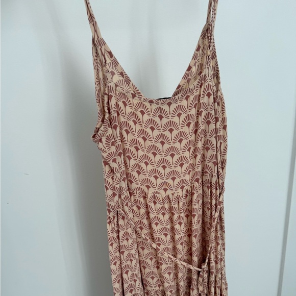 Flowy Patterned Dress - Picture 4 of 7